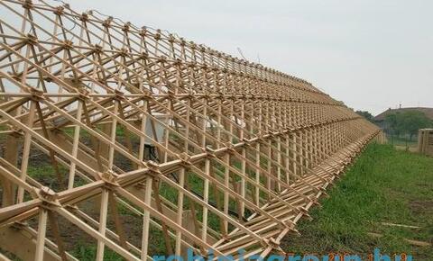 Solar napelemfarm akác tartószerkezete