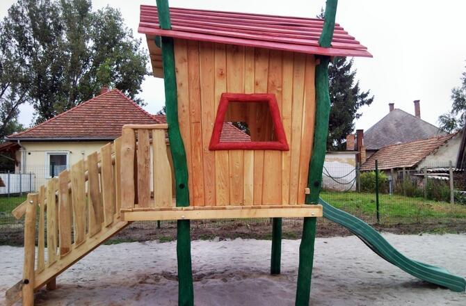Játszóház cölöpökön, csúszdával Játszóház cölöpökön, csúszdával
